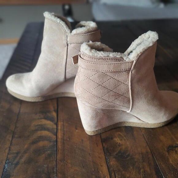Tan Suede Wedge Ankle Boots faux fur interior, non-slip bottom.  Size 7 - Picture 3 of 5